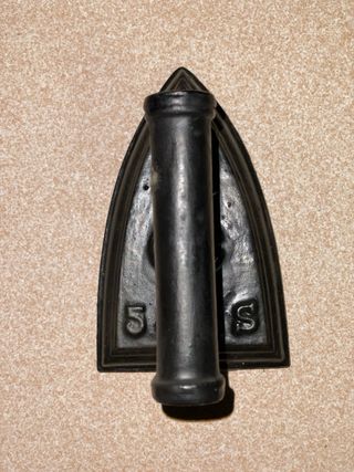 3 PLANCHAS Y 1 BASE DE PLANCHAS ANTIGUAS DE HIERRO