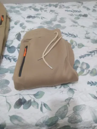 Chándal beige con detalles naranja.Entrego en mano