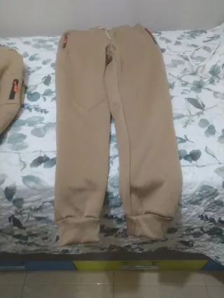 Chándal beige con detalles naranja.Entrego en mano