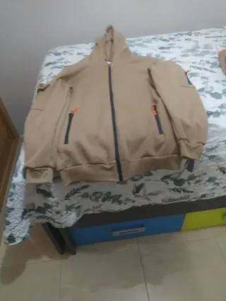 Chándal beige con detalles naranja.Entrego en mano