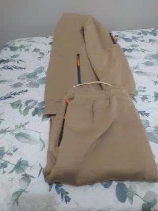 Chándal beige con detalles naranja.Entrego en mano