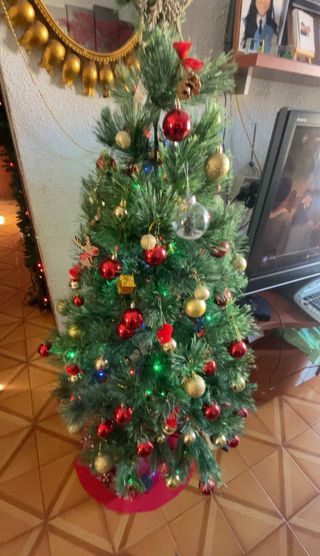 Árbol de Navidad con adornos dorados y rojos