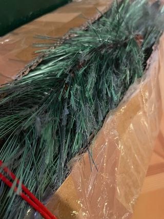 Árbol de Navidad con adornos dorados y rojos