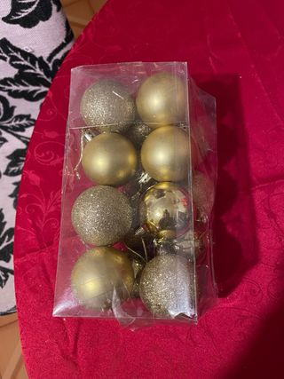 Árbol de Navidad con adornos dorados y rojos