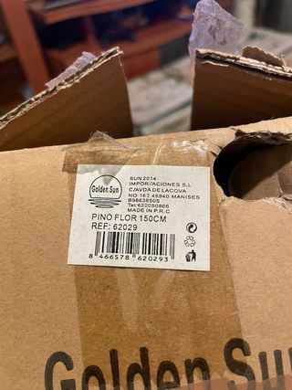 Árbol de Navidad con adornos dorados y rojos