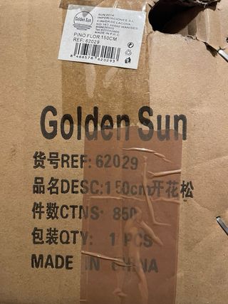 Árbol de Navidad con adornos dorados y rojos