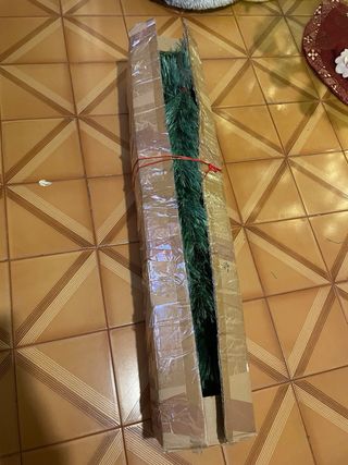 Árbol de Navidad con adornos dorados y rojos