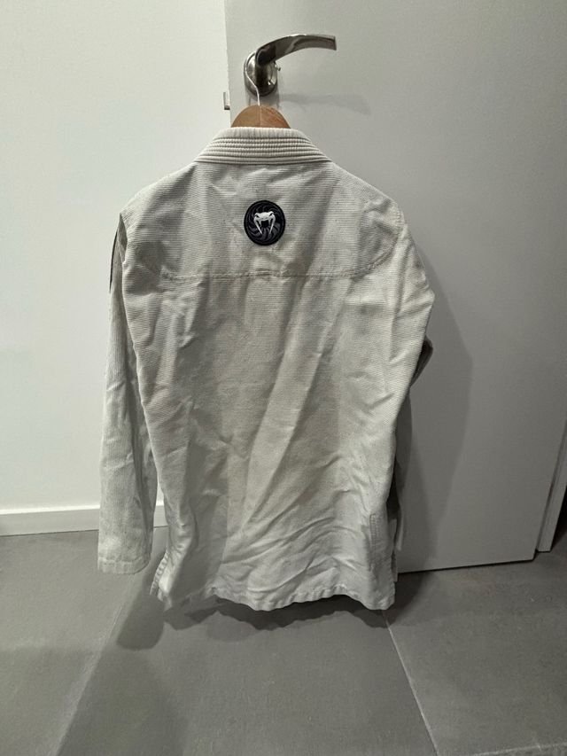 Kimono marca Venum blanco