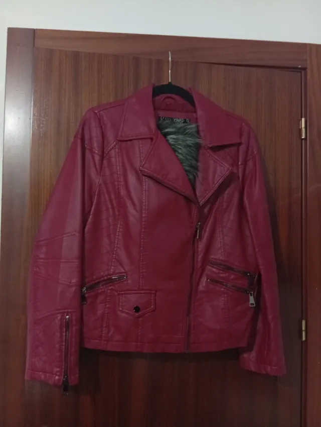 Chaqueta roja estilo motero