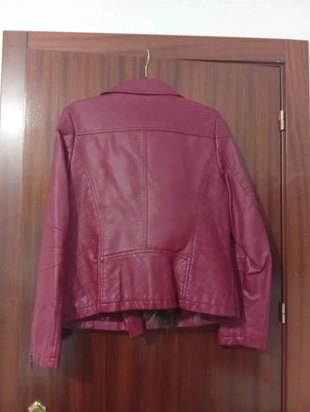 Chaqueta roja estilo motero