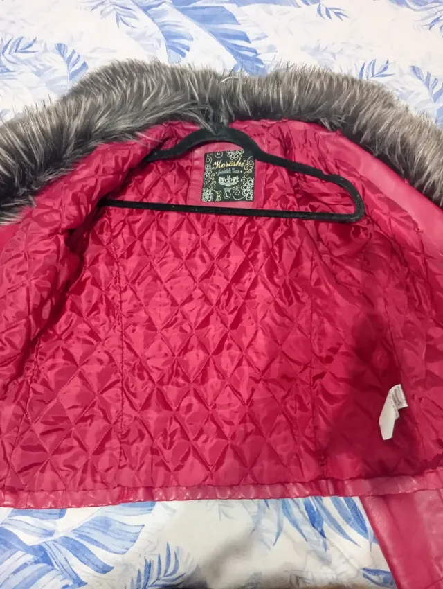 Chaqueta roja estilo motero