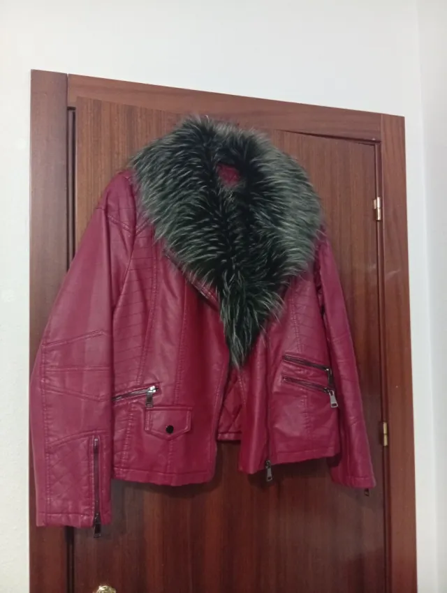Chaqueta roja estilo motero