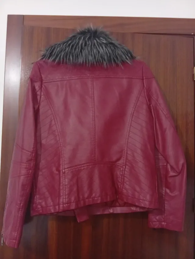 Chaqueta roja estilo motero