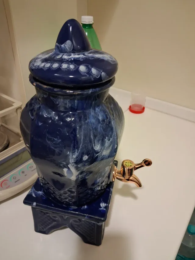 Vaso ceramica blu con rubinetto