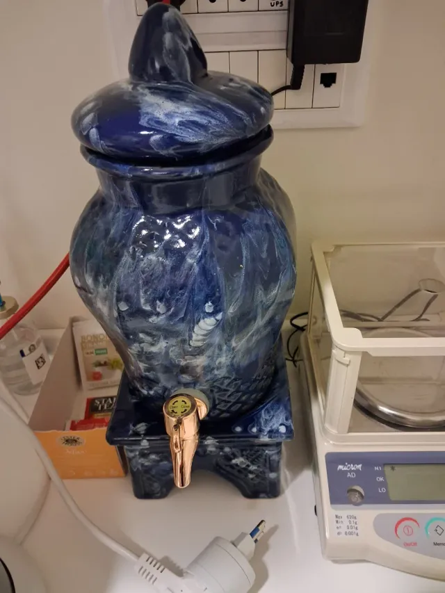 Vaso ceramica blu con rubinetto