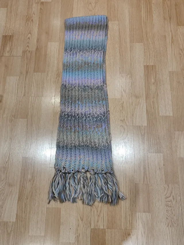 Bufanda tejida con flecos