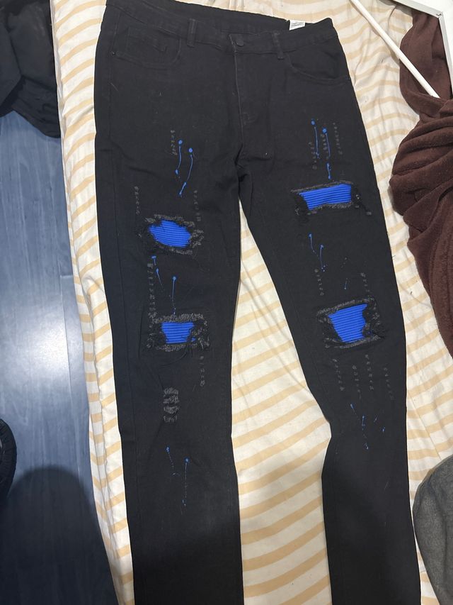 Vaqueros negros con rotos y detalles azules
