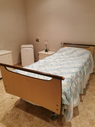 Cama articulada y colchón de aire antiescaras