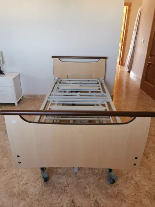 Cama articulada y colchón de aire antiescaras