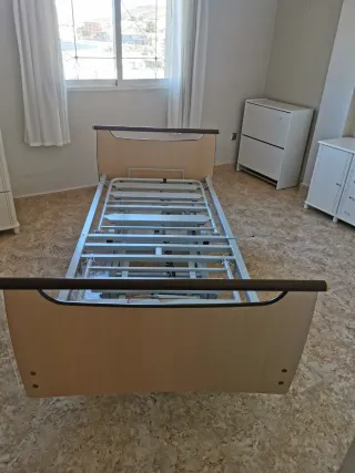 Cama articulada y colchón de aire antiescaras