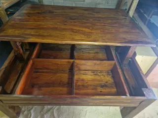 Mesa de madera rústica