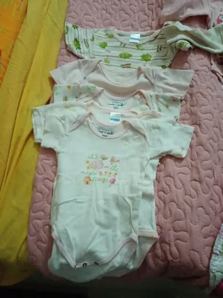 Lotto 7 body e maglia bimba 3 mesi
