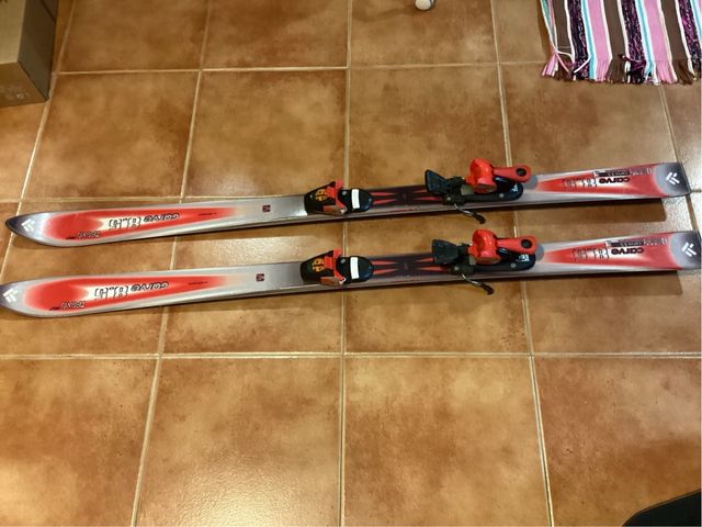 Esquís infantiles de 140 cm de largo. Carve 8,5.