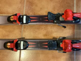 Esquís infantiles de 140 cm de largo. Carve 8,5.