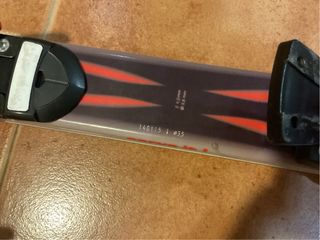 Esquís infantiles de 140 cm de largo. Carve 8,5.