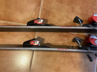 Esquís infantiles de 140 cm de largo. Carve 8,5.