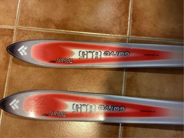 Esquís infantiles de 140 cm de largo. Carve 8,5.