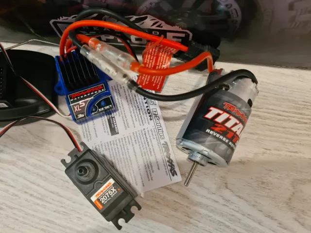 Emisora y electrónica TRX4