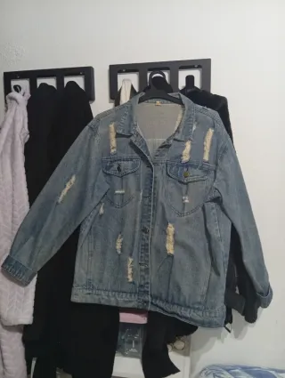 Chaqueta vaquera desgastada