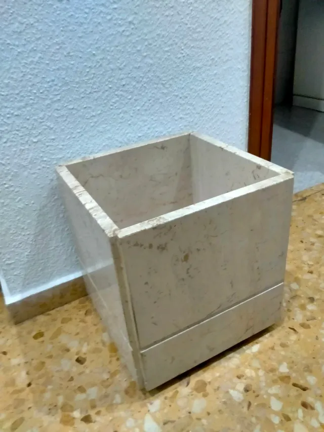 Macetero de mármol beige y blanco