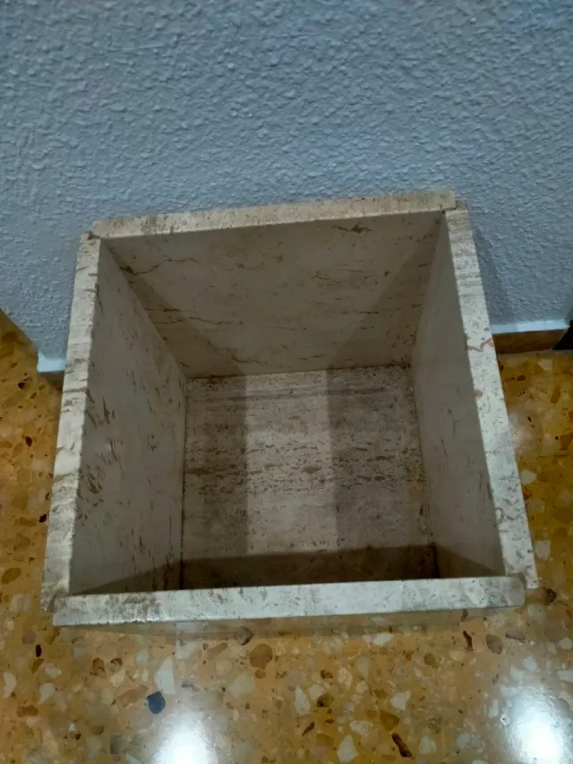 Macetero de mármol beige y blanco