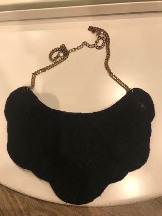 Collar babero negro y dorado con pedrería