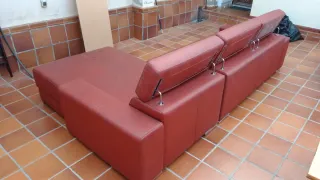 Se vende sofa chaiselongue de piel