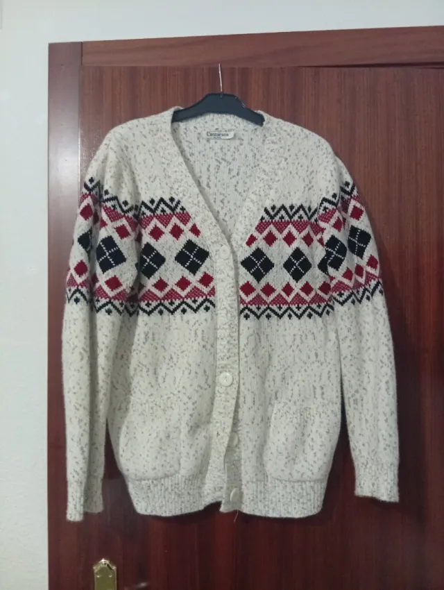 Rebeca blanca con detalles rojos