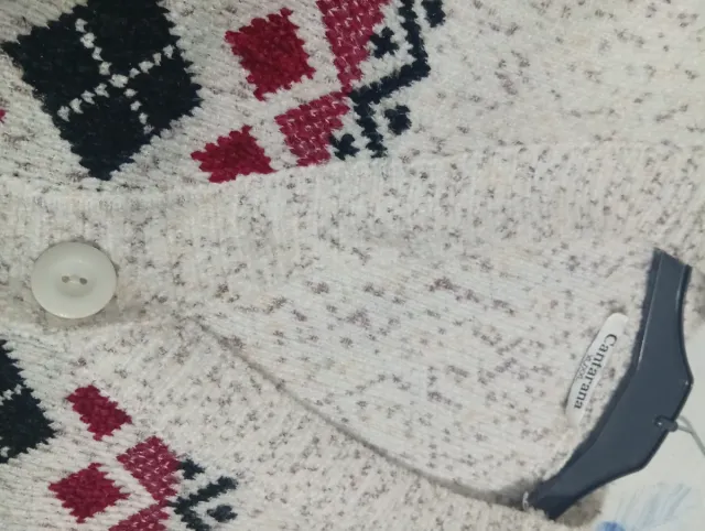 Rebeca blanca con detalles rojos