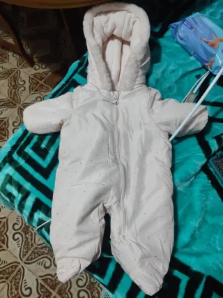 Mono de bebé rosa con estrellas