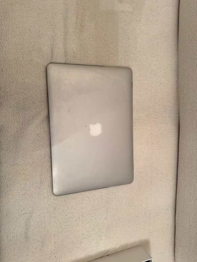 MacBook Air 13 MJVE2Y/A Plata con funda exterior
