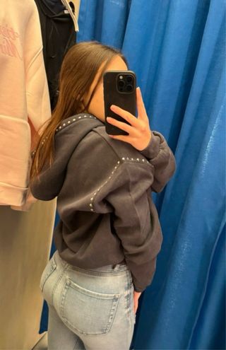 sudadera gris con tacuelas