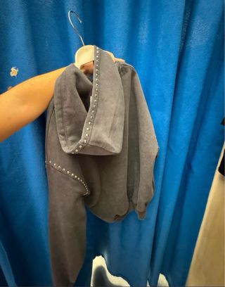 sudadera gris con tacuelas