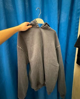 sudadera gris con tacuelas