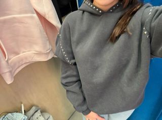 sudadera gris con tacuelas