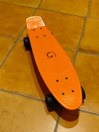 Monopatín naranja infantil