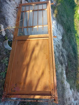 Puerta hierro con cristal grueso.