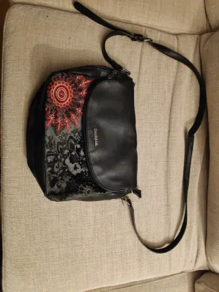 Bolso Desigual Negro con Detalles Rojos