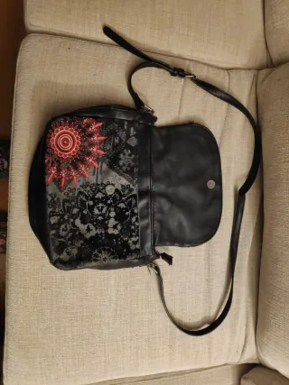 Bolso Desigual Negro con Detalles Rojos