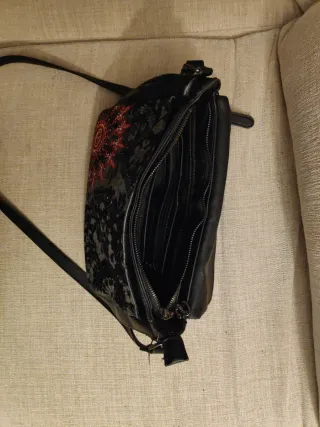Bolso Desigual Negro con Detalles Rojos